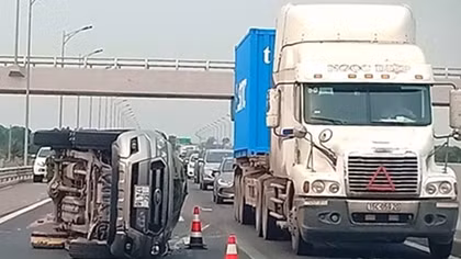 Tránh thùng xốp "bay" trên cao tốc, xe bán tải lật nhào