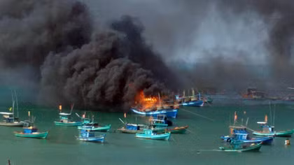 Tàu câu mực bốc cháy ở Phú Quốc