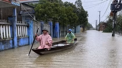 Miền Trung mưa to, miền Bắc hửng nắng ấm