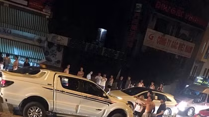 Ô tô bán tải tông xe máy, một người thương nặng