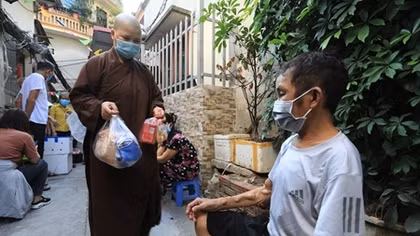Những tấm lòng hảo tâm dành cho cư dân xóm chạy thận mùa dịch
