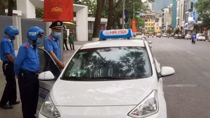 Phạt lái xe taxi ép giá du khách nước ngoài