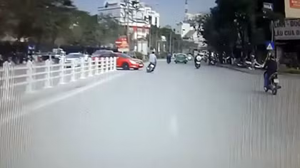 Giật mình vì ô tô quay đầu, người đàn ông ngã ra đường bất tỉnh