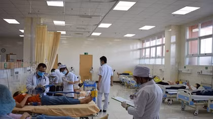 Gần 150 công nhân nhập viện sau bữa ăn tại công ty