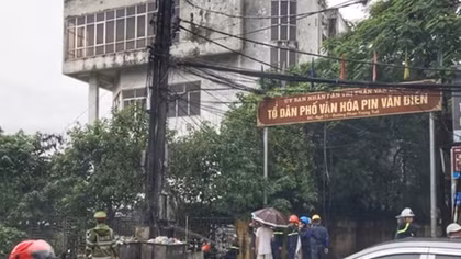 Lửa bao trùm cột điện trong cơn mưa