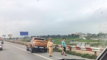 Đâm đuôi Fortuner, bán tải gãy cầu, bung lốp trên cao tốc
