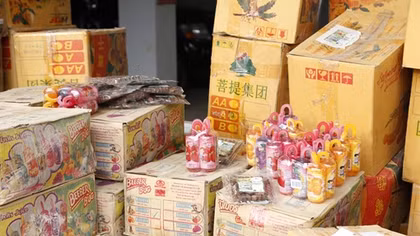 Thu giữ lượng lớn me khô, nước ngọt không rõ nguồn gốc.