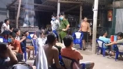 Ập vào quán cháo lòng bắt ổ cá độ bóng đá