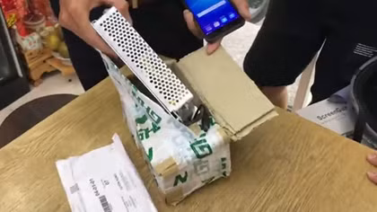 Chuyển phát qua GHN, iPhone x biến thành cục đèn led