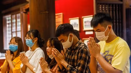 Sĩ tử đeo khẩu trang đến Văn Miếu cầu may trước kỳ thi tốt nghiệp