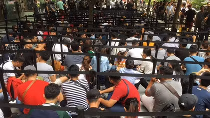 Cảnh dòng người nối đuôi nhau chờ mua iPhone Xs và iPhone Xs Max