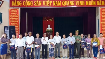 Báo CAND cùng nhà tài trợ hoạt động tri ân trên đất Quảng anh hùng