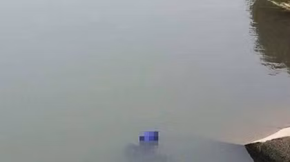 Người đàn ông đội MBH tử vong dưới sông cùng xe máy