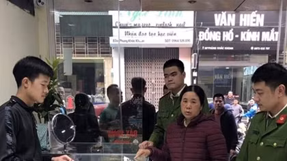 “Mượn” vàng về cho người nhà xem để mua rồi... chiếm đoạt