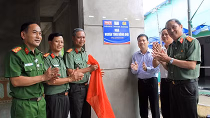 Báo CAND trao tặng "Nhà nghĩa tình đồng đội" cho Công an xã và Cựu chiến binh