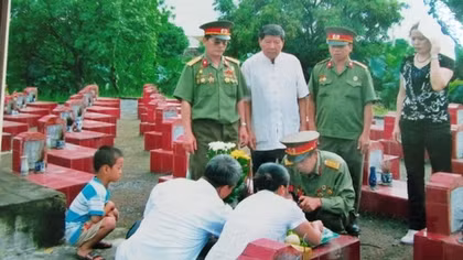 Người cựu binh dành lương hưu đi tìm đồng đội