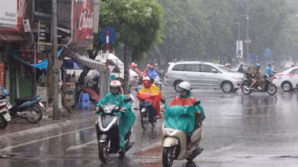 Hà Nội tiếp tục có mưa giông, trời mát mẻ