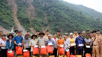 Những phần quà đậm tình quân dân vùng lũ