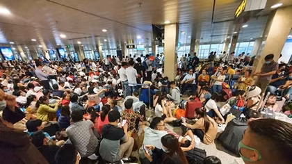 Hành khách vạ vật Tân Sơn Nhất hàng tiếng đồng hồ vì delay