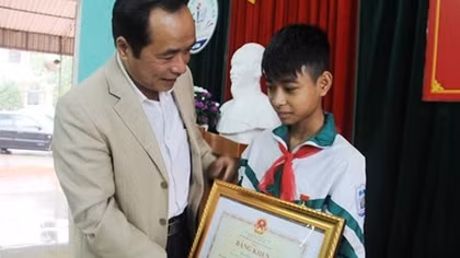 Tặng Bằng khen nam sinh Hà Tĩnh dũng cảm cứu 2 em nhỏ đuối nước 
