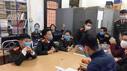 Những cán bộ Công an nơi tuyến đầu chống dịch COVID-19