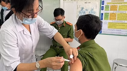 Công an Kiên Giang tiêm vaccine COVID-19 cho CBCS
