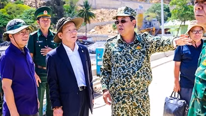 Lãnh đạo tỉnh Cà Mau và T&T Group tặng quà CBCS làm nhiệm vụ trên đảo Hòn Khoai