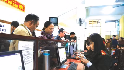 Nhiều cải cách trong làm thủ tục xuất nhập cảnh