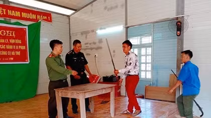 Dân bản Huổi Pá tự nguyện giao nộp 18 khẩu súng