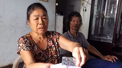 Bệnh nhân không được nhận thuốc, sổ vẫn ghi “nhận đầy đủ”