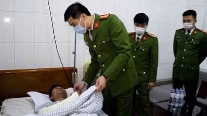Thăm hỏi cán bộ Công an xã bị thương trong khi làm nhiệm vụ
