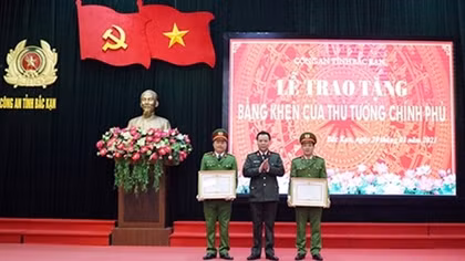 Tặng bằng khen của Thủ tướng Chính phủ cho tập thể và cá nhân xuất sắc