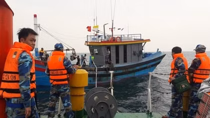 Cứu nạn thành công tàu cá và 7 ngư dân vào bờ an toàn