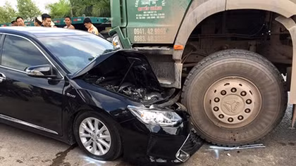 Rúc gầm xe tải, Camry bẹp dúm trên quốc lộ 1