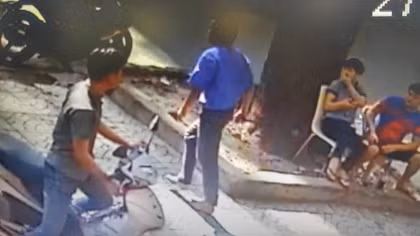 (HÃI HÙNG) Cứ va chạm giao thông là rút dao...