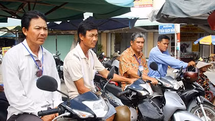 Đội xe ôm nghĩa tình “3 trong 1” đất Giồng Riềng
