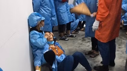 Đang làm việc, nhiều công nhân bị ngất xỉu