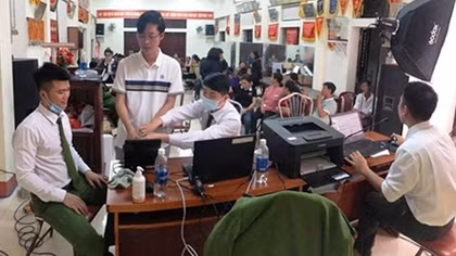 Nửa đêm người dân mang nước, hoa quả tới động viên CBCS cấp CCCD