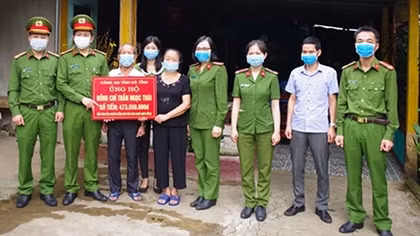Trao tiền hỗ trợ Trung úy Công an mắc bệnh hiểm nghèo