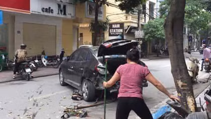Ô tô gây tai nạn hiên hoàn tại Cầu Giấy, 2 người bị thương