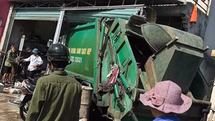 Xe chở rác lao vào nhà dân, 3 người bị thương nặng