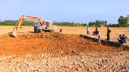 Gia tăng tình trạng khai thác trái phép đất ruộng tại miền Tây