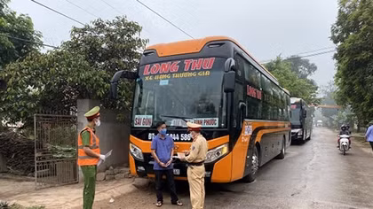 Chặn giữ 3 xe khách không chấp hành chỉ thị phòng chống dịch 