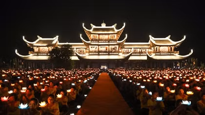 Thiêng liêng lễ Hoa đăng nguyện cầu hòa bình cho thế giới 