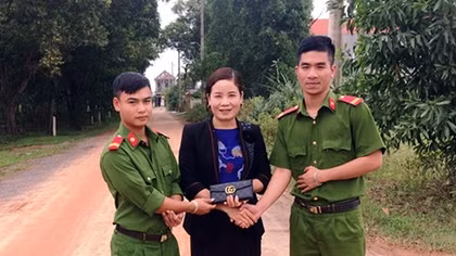Hai chiến sĩ Công an nhặt được ví có 50 triệu tìm trả người dân