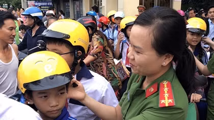 Công an tặng mũ bảo hiểm cho học sinh