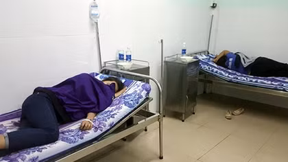 Sau bữa trưa, hàng chục công nhân phải nhập viện