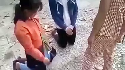 Ba nữ sinh bị bạn bắt quỳ và dùng dép đánh vào mặt