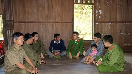 Bám bản, gần dân để xóa bỏ hủ tục
