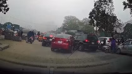 Đạp nhầm chân ga, nữ tài xế tông liên tiếp nhiều ô tô